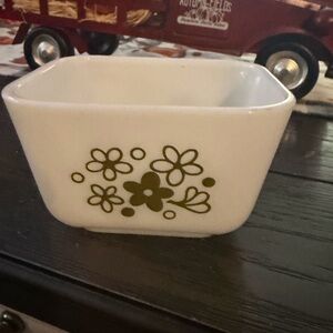 Vintage Pyrex Spring
Blossom Crazy Daisy 12 oz
Refrigerator
Dish NO LID
